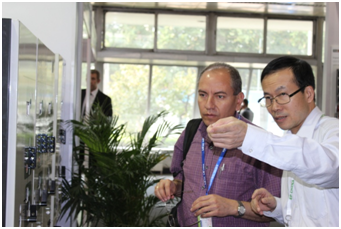 赫茲曼與客戶(hù)交流4